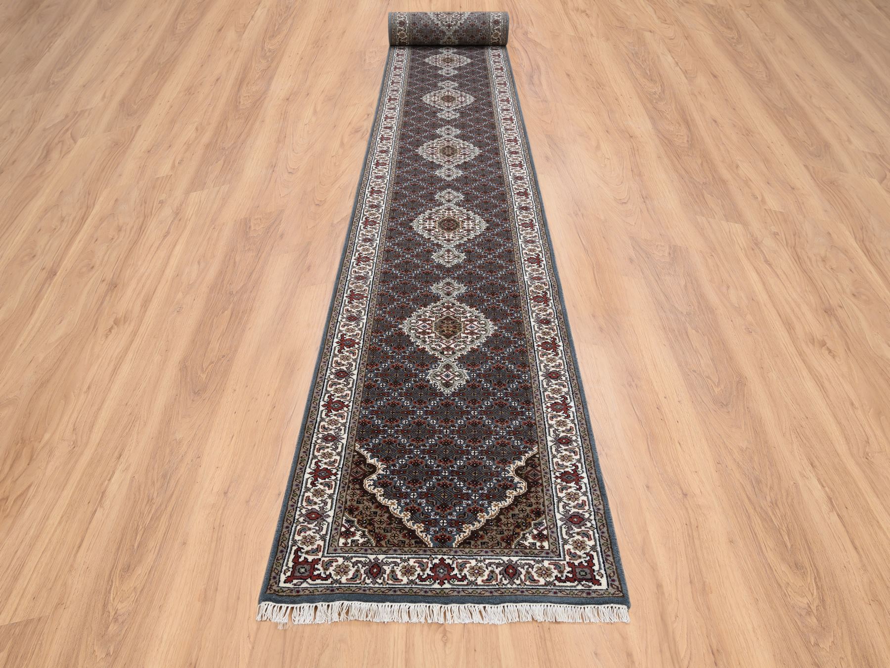 Traditional Rugs LUV576801